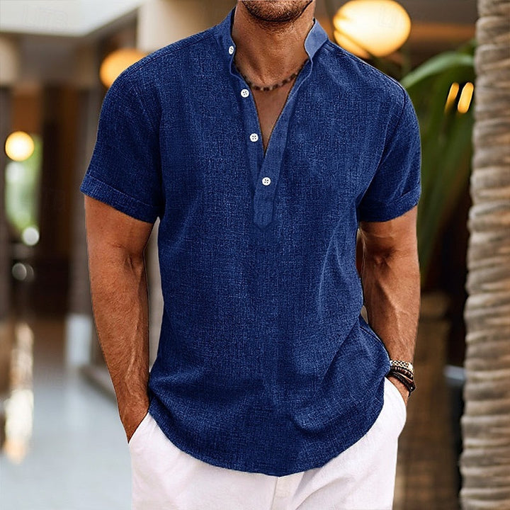 Netjes gevouwen heren Henley shirt, korte mouw, klaar voor de zomer. Casual comfort met bandkraag.