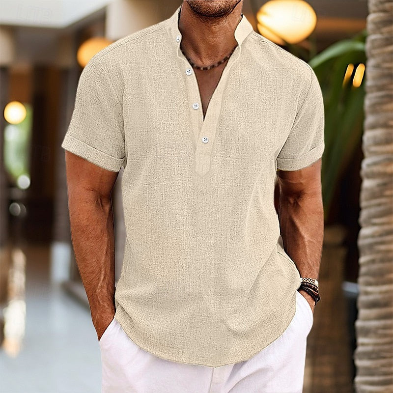 Detail van de bandkraag en knoopjes van dit comfortabele casual heren Henley shirt met korte mouw.