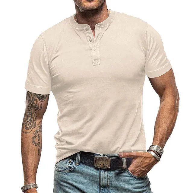 Comfortabel heren Henley T-shirt in diverse kleuren, ideaal voor een casual zomerlook.