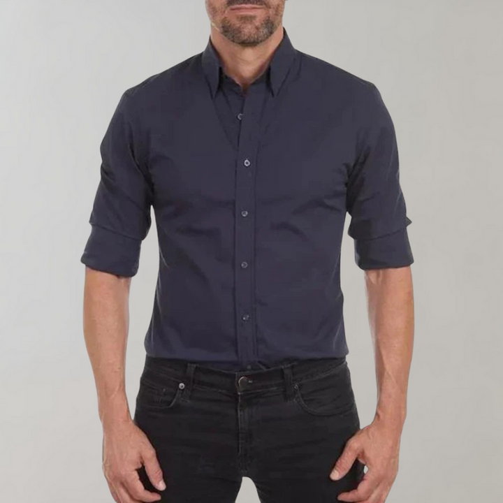 Kreukvrij heren overhemd Milan, toont de hoogwaardige stof en perfecte pasvorm; ideaal voor herenmode.
