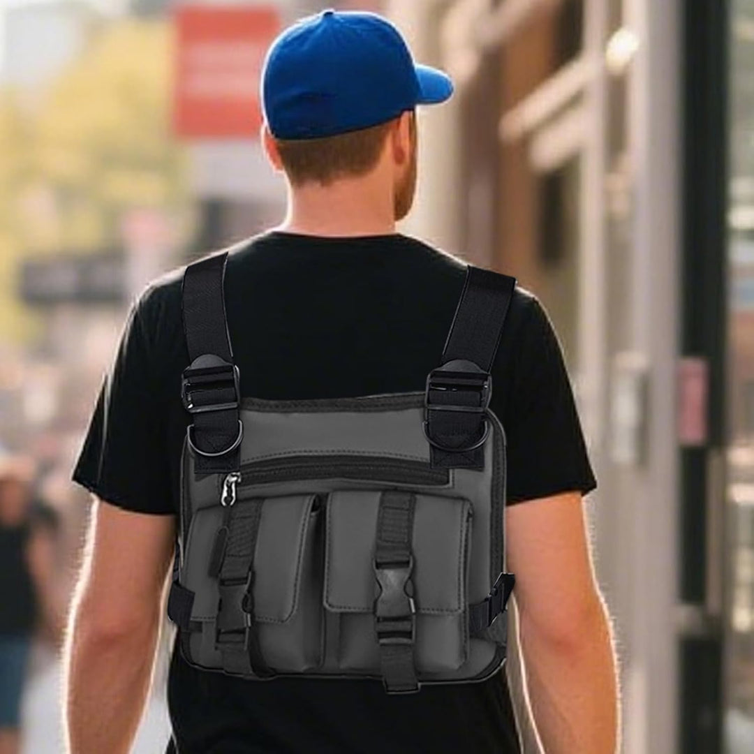 Zwart heren hardloopvest, verstelbaar en lichtgewicht, essentieel voor urban runners.