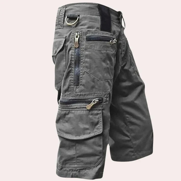 Detail van Luca heren cargoshorts met functionele zakken, perfect voor het opbergen van essentials tijdens zomerse trips.