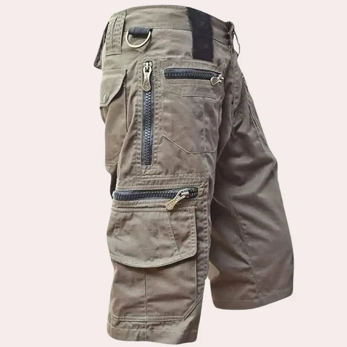 Man draagt stijlvolle Luca heren cargoshorts in casual setting, ideaal voor een relaxte en comfortabele zomeroutfit.