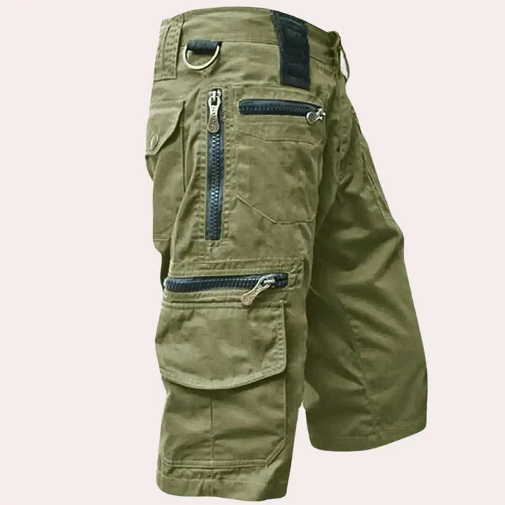 Man in Luca heren cargoshorts in outdoor omgeving. Functioneel en comfortabel voor wandeltochten en actieve zomerdagen.