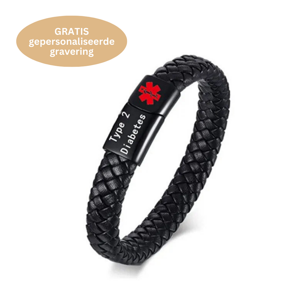 Close-up van gegraveerde heren medische ID-armband van roestvrij staal. Personaliseerbare veiligheidsarmband.