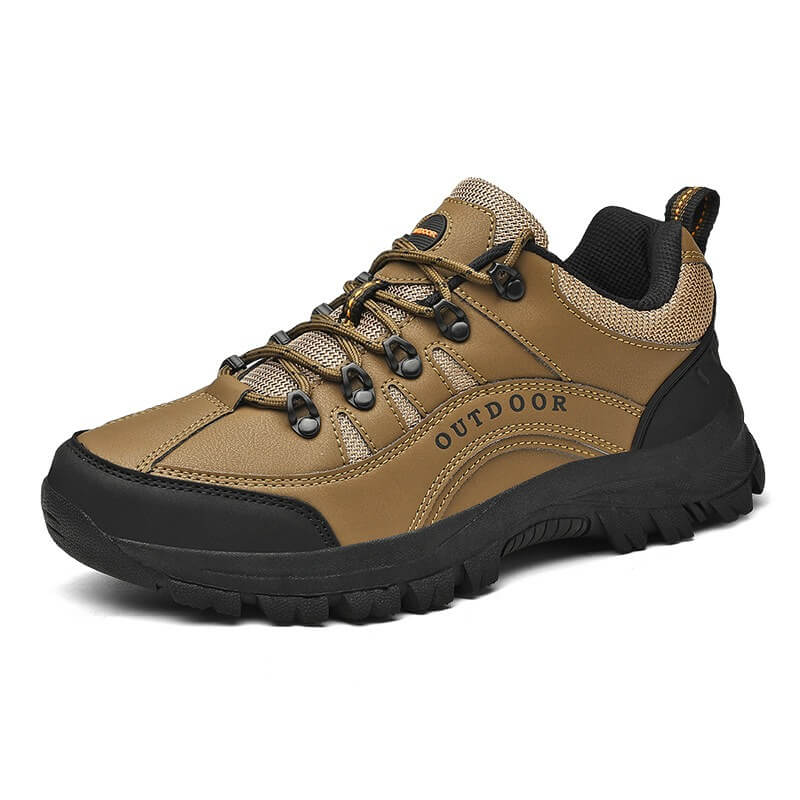 Man wandelt in comfortabele grijze orthopedische heren wandelschoenen, genietend van pijnvrije outdoor activiteit.