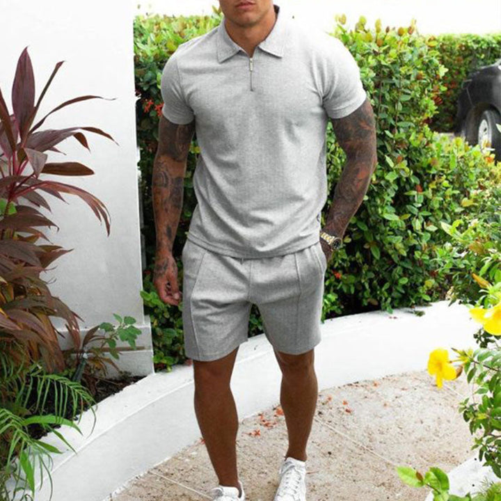 Heren polo en short set voor de zomer. Comfortabele, ademende kleding voor een casual stijl.