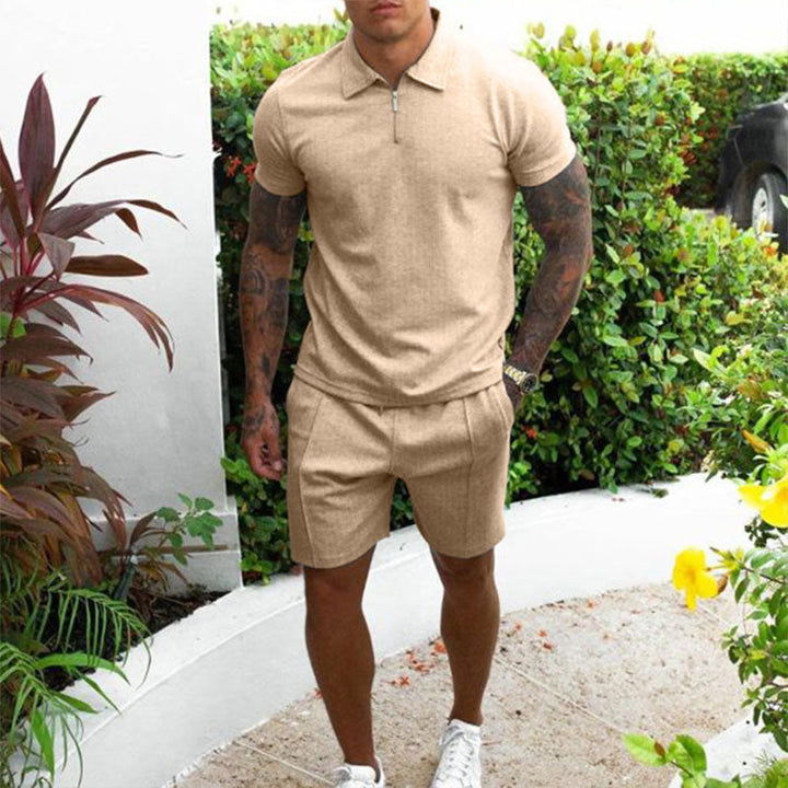 Complete heren outfit set met polo en short. Luchtige, casual zomerkleding voor mannen.