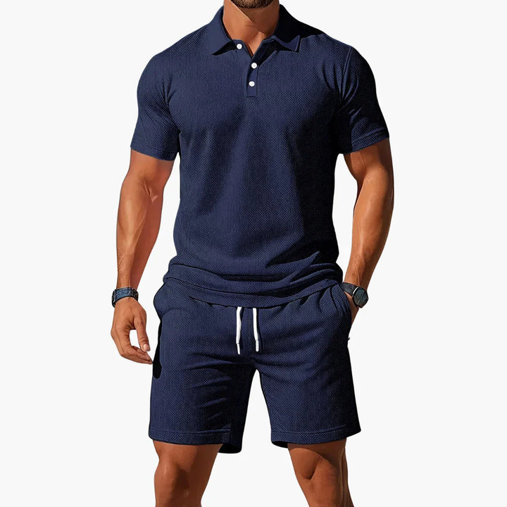 Tweedelige herenset met polo en korte broek, ideaal als ademend zomerpak voor heren.