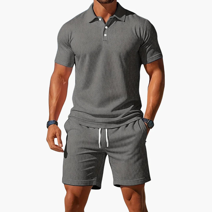 Ademende en comfortabele herenset: tweedelig zomerpak met polo en korte broek voor casual dagen.