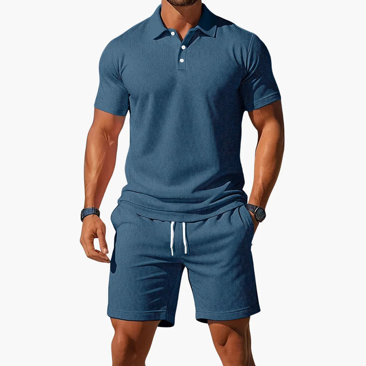 Lichtgewicht heren sportset bestaande uit polo en korte broek, comfortabel en ademend voor de zomer.