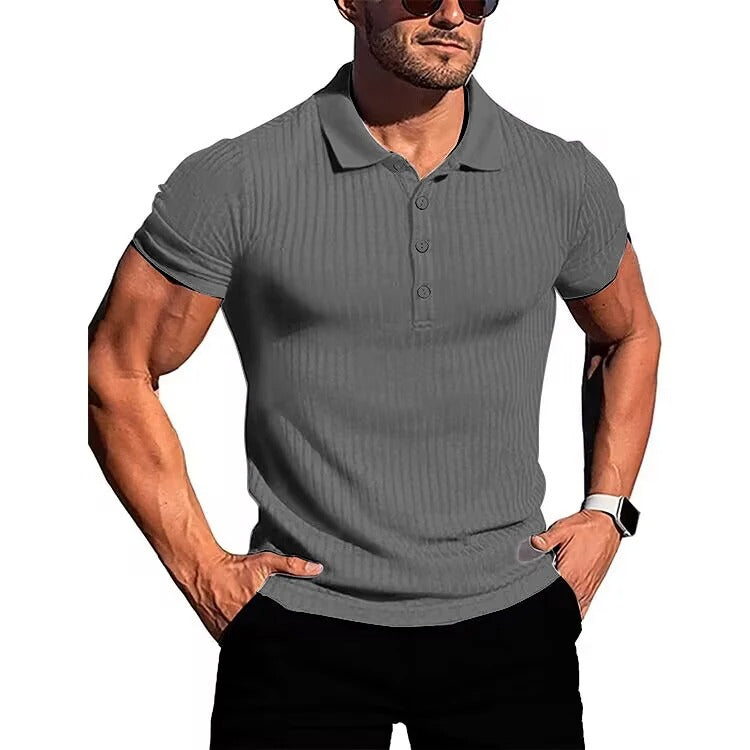 Ademend heren poloshirt in slim fit met korte mouwen en knopen, perfect voor warme zomerdagen.