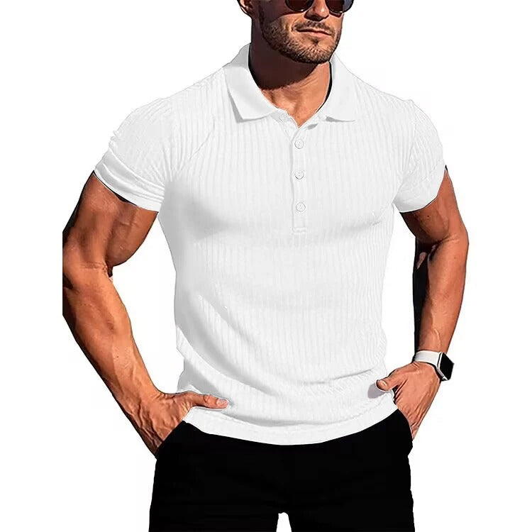 Detailopname van de knopsluiting en kraag van dit comfortabele ademende heren poloshirt met korte mouw.