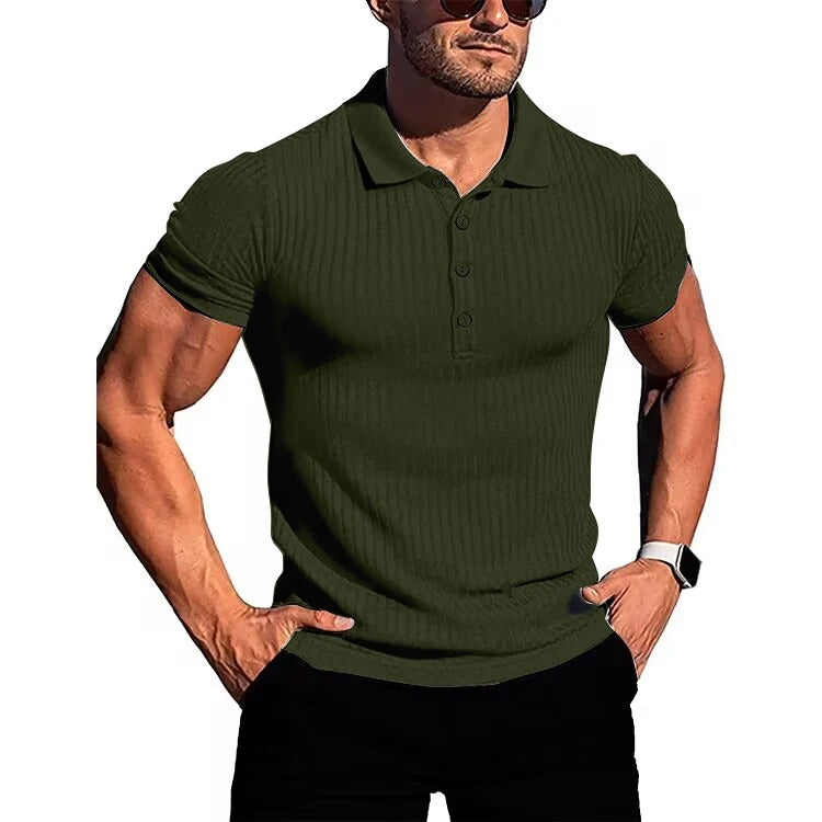 Man draagt ademend heren poloshirt met korte mouwen en knopen, casual en comfortabel voor buiten.