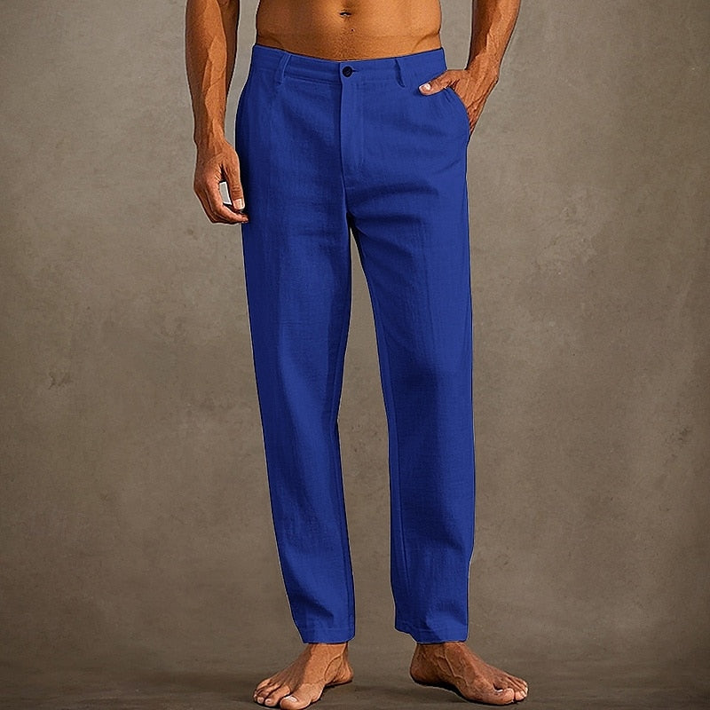 Detailopname van de stof en afwerking van deze comfortabele heren relaxed fit chino broek.