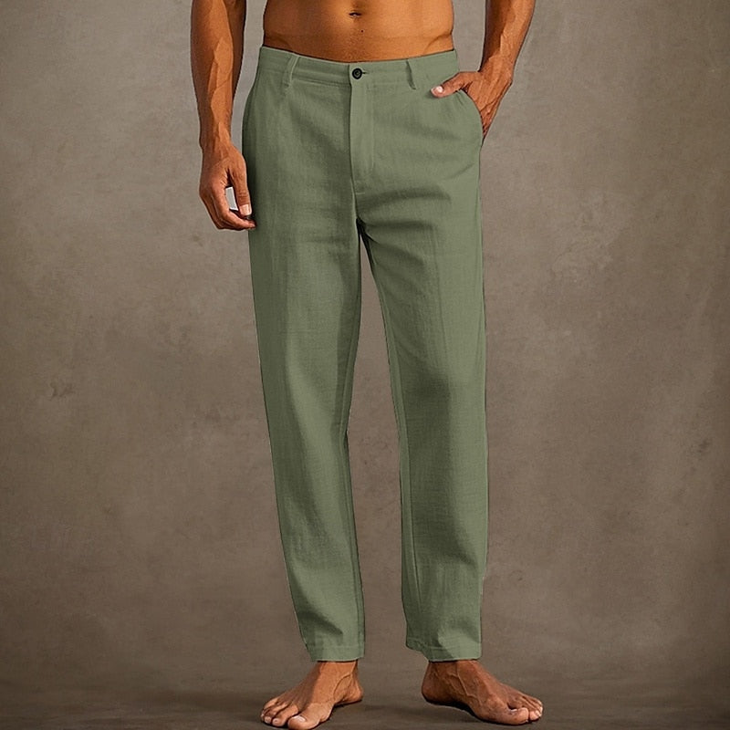 Model draagt een comfortabele heren relaxed fit chino broek, perfect voor een stijlvolle casual look.