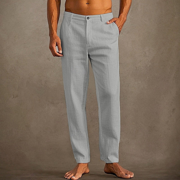 Zijkant van de heren relaxed fit broek met rechte pijp, toont de casual en comfortabele pasvorm.