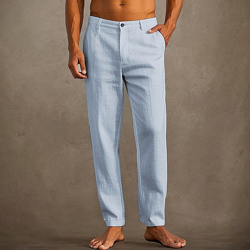 Herenbroek: klassieke chino in relaxed fit, ontworpen voor comfort en een tijdloze, veelzijdige stijl.