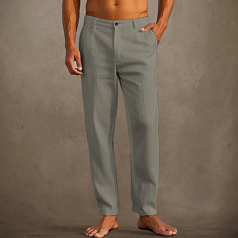 Voorkant van de heren casual chino, relaxed fit, met details van de zakken en rechte pijp.