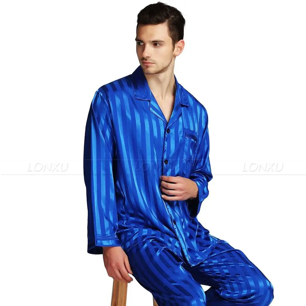 Elegante heren pyjama van glanzend satijn, perfecte nachtkleding en loungewear voor ontspanning en mannenmode.