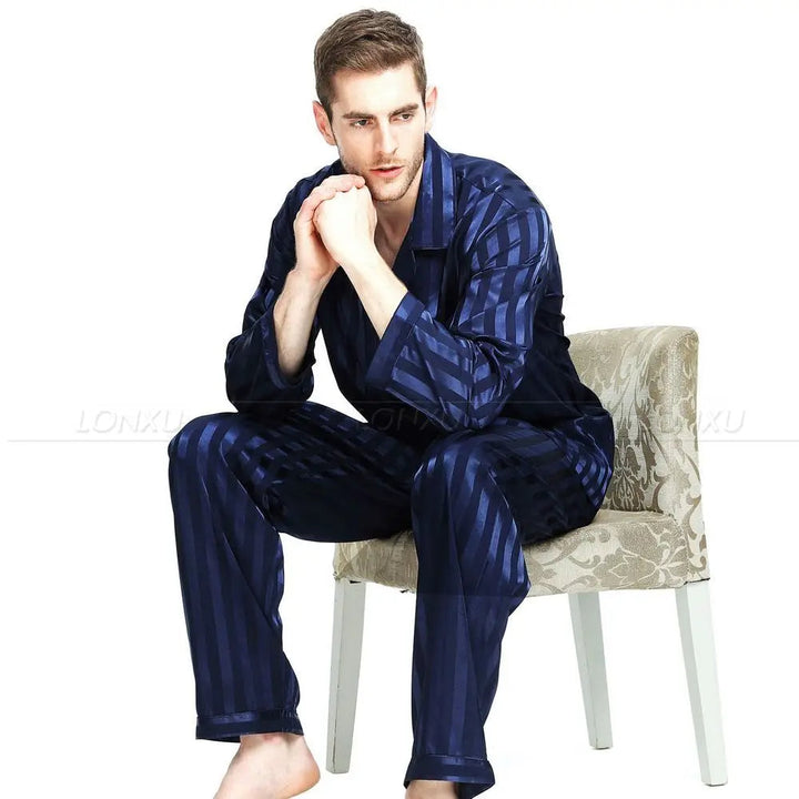 Man draagt luxe heren satijnen pyjama set; comfortabele slaapset ideaal voor ontspannen nachten en ochtenden.