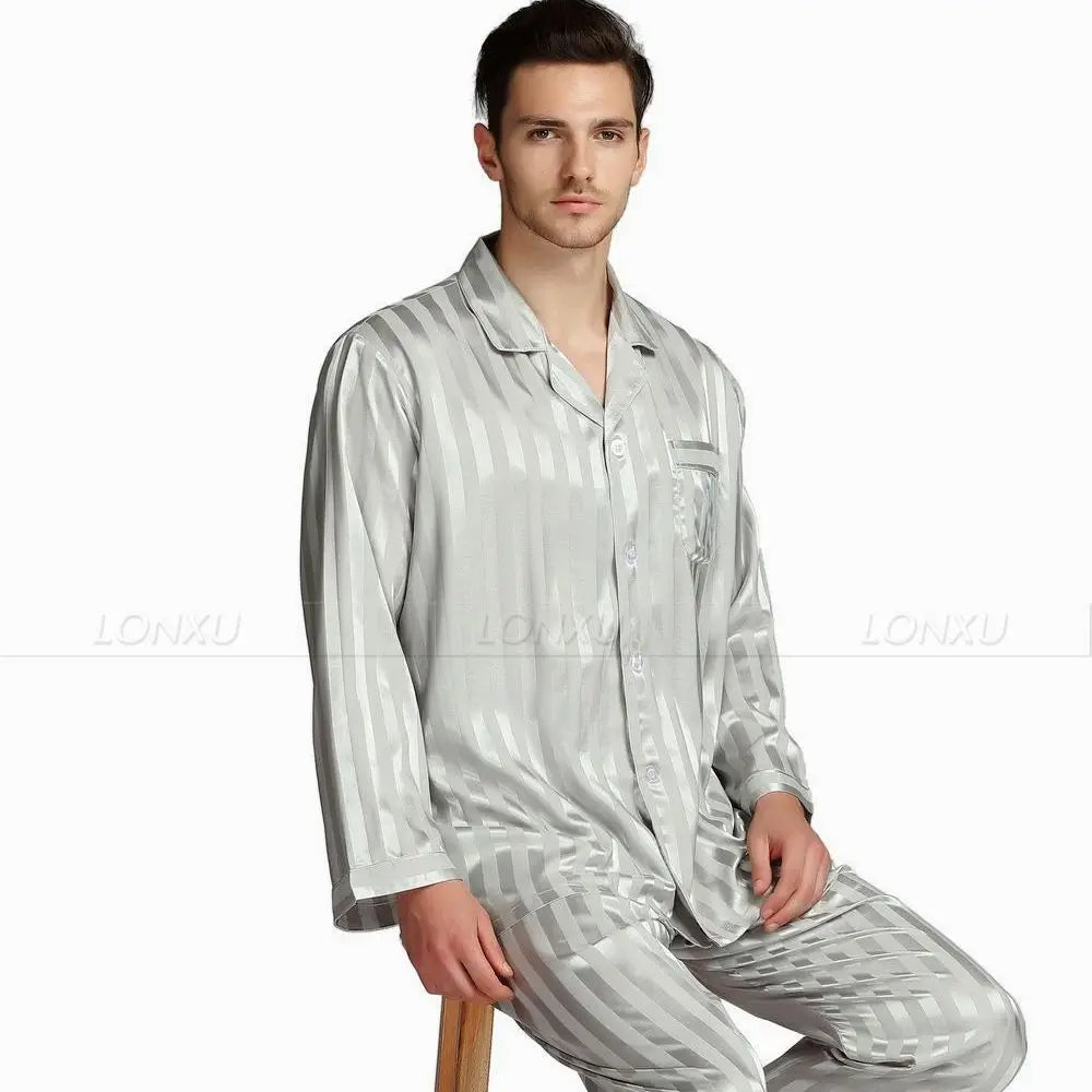 Detailopname van de luxe heren satijnen pyjamaset, met focus op de zachte stof en het comfortabele design.