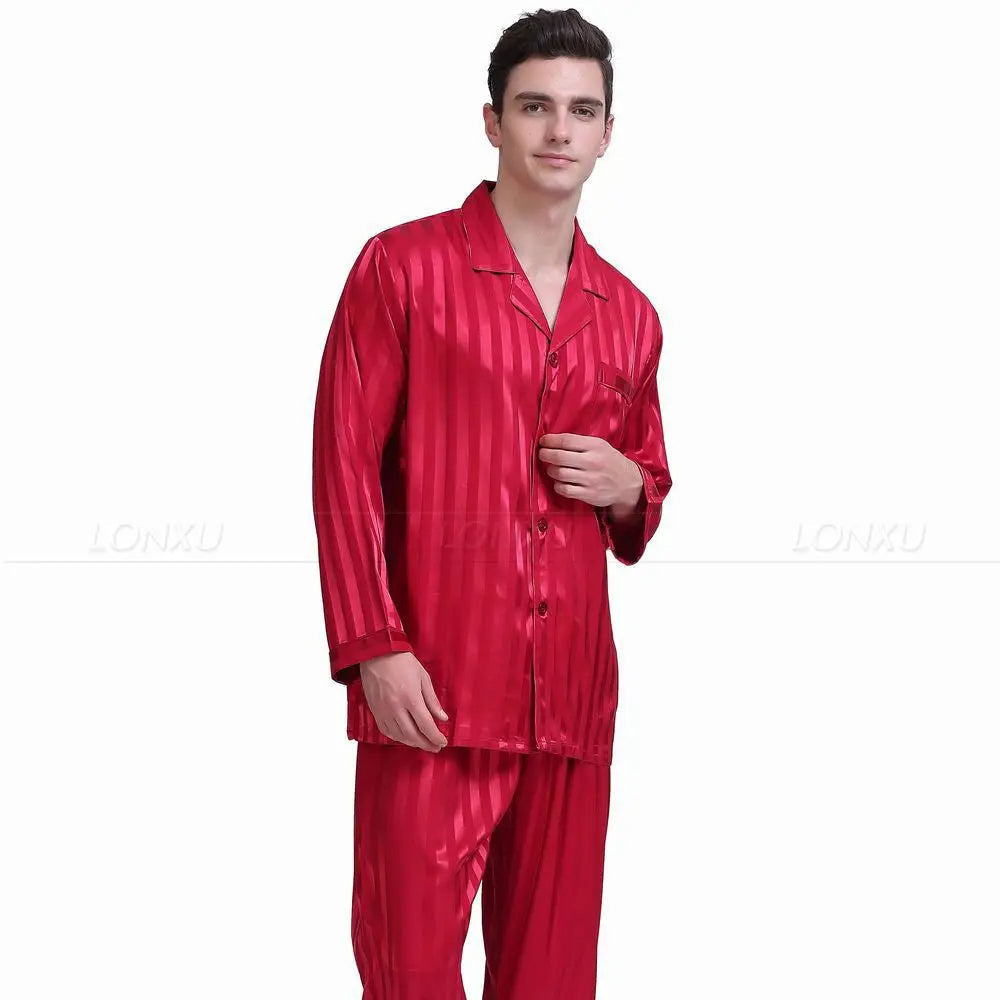 Luxe herenpyjama set, ontworpen voor comfort en stijl; een essentiële satijnen nachtkleding voor mannenmode.