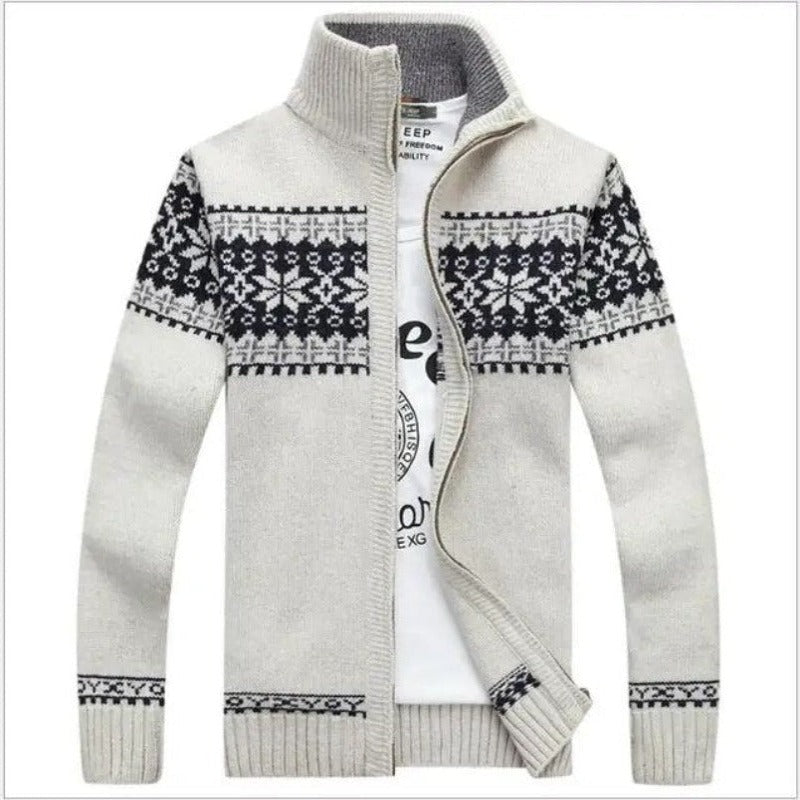 Model draagt stijlvol NordicEdge herenvest, casual voor herfst en winter, veelzijdig te combineren.