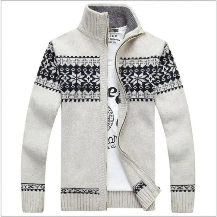 Model draagt stijlvol NordicEdge herenvest, casual voor herfst en winter, veelzijdig te combineren.