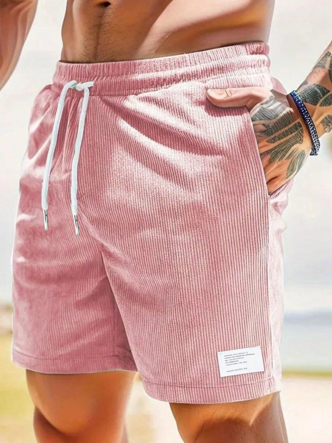 Man loopt op strandboulevard met de comfortabele heren shorts en tanktop