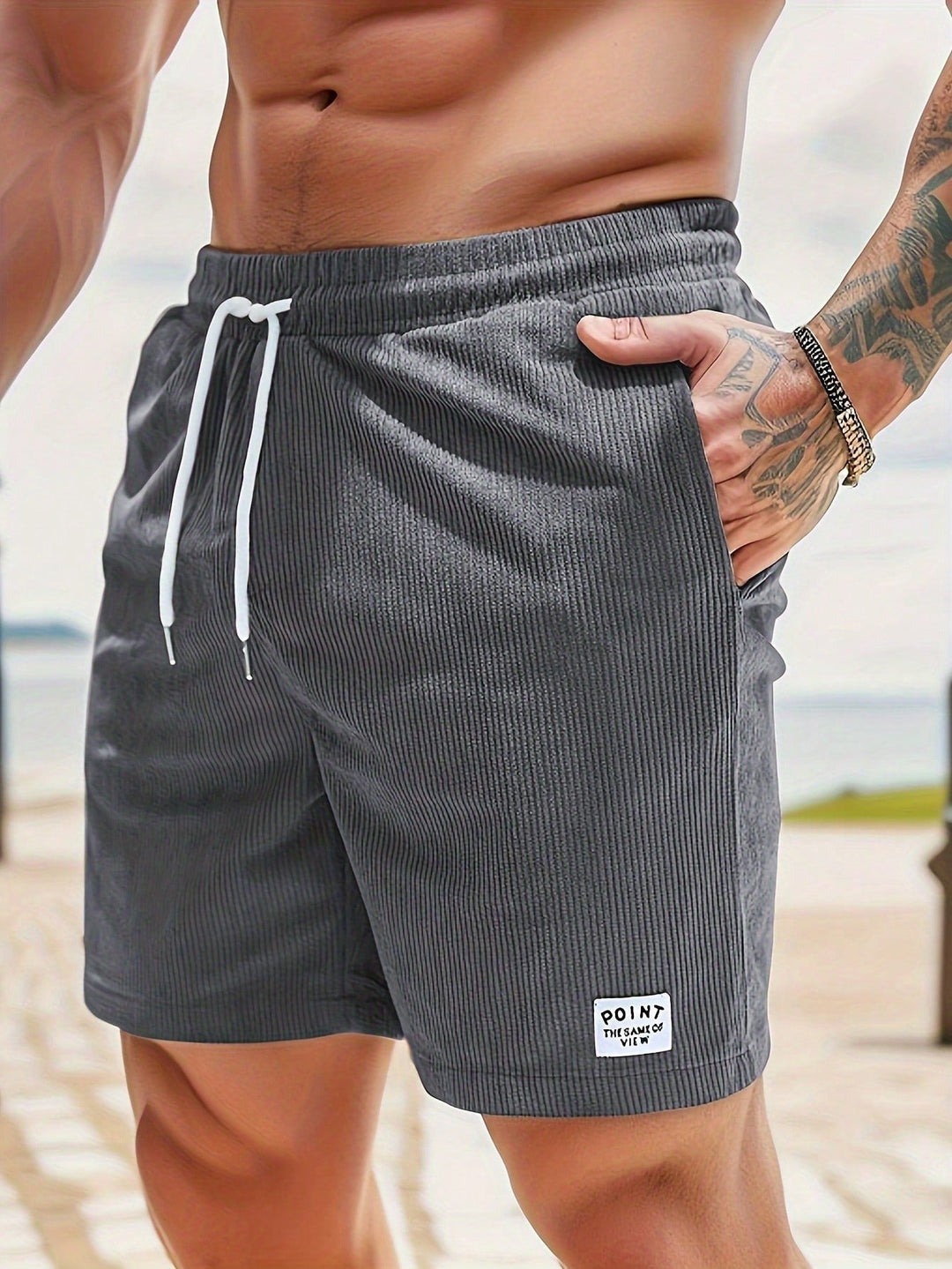Lifestyle beeld van de heren shorts, perfect voor een zomerse dag