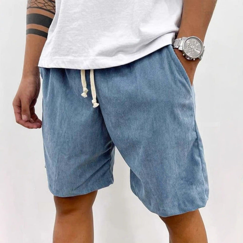 Man draagt lichtblauwe heren shorts met witte elastische koordjes en wit T-shirt