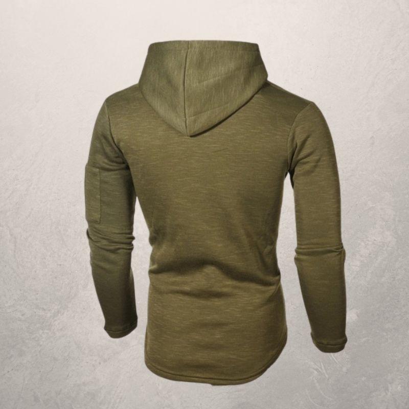 Actieve man in LiamsShirt slim fit hoodie; perfect sweatshirt voor sport, streetwear en casual winterkleding.