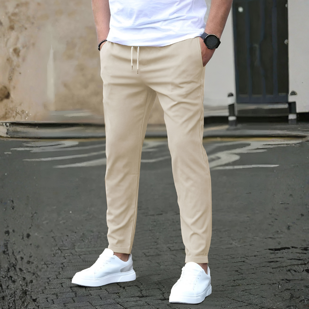 Comfortabele polyester slim fit herenbroek met trekkoord, ideaal voor een sportieve en casual look.