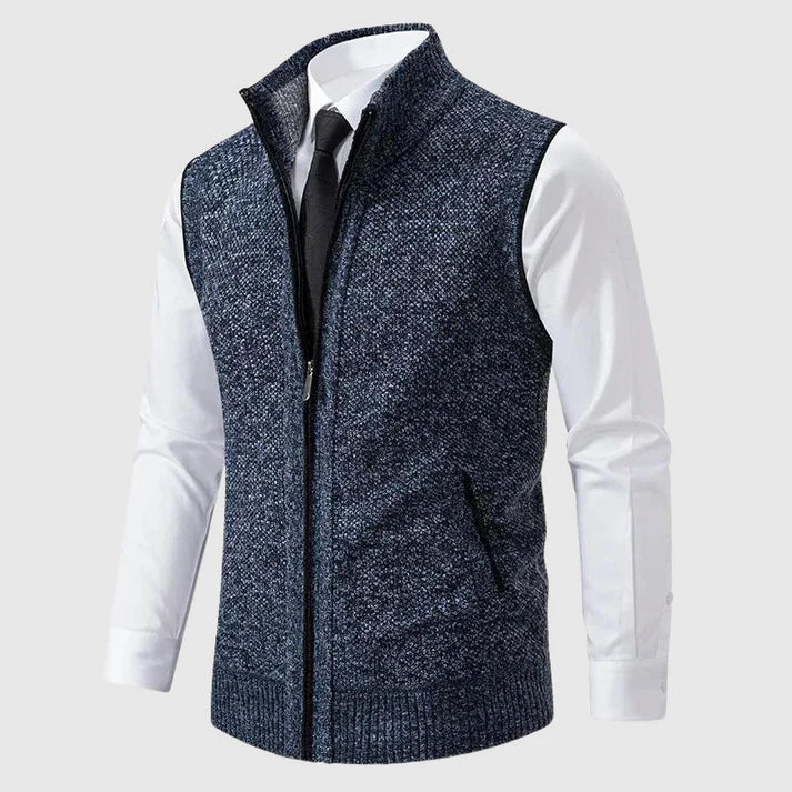 Close-up van heren ritssluiting sweater vest met opstaande kraag en zakken. Veelzijdig voor laagjes.