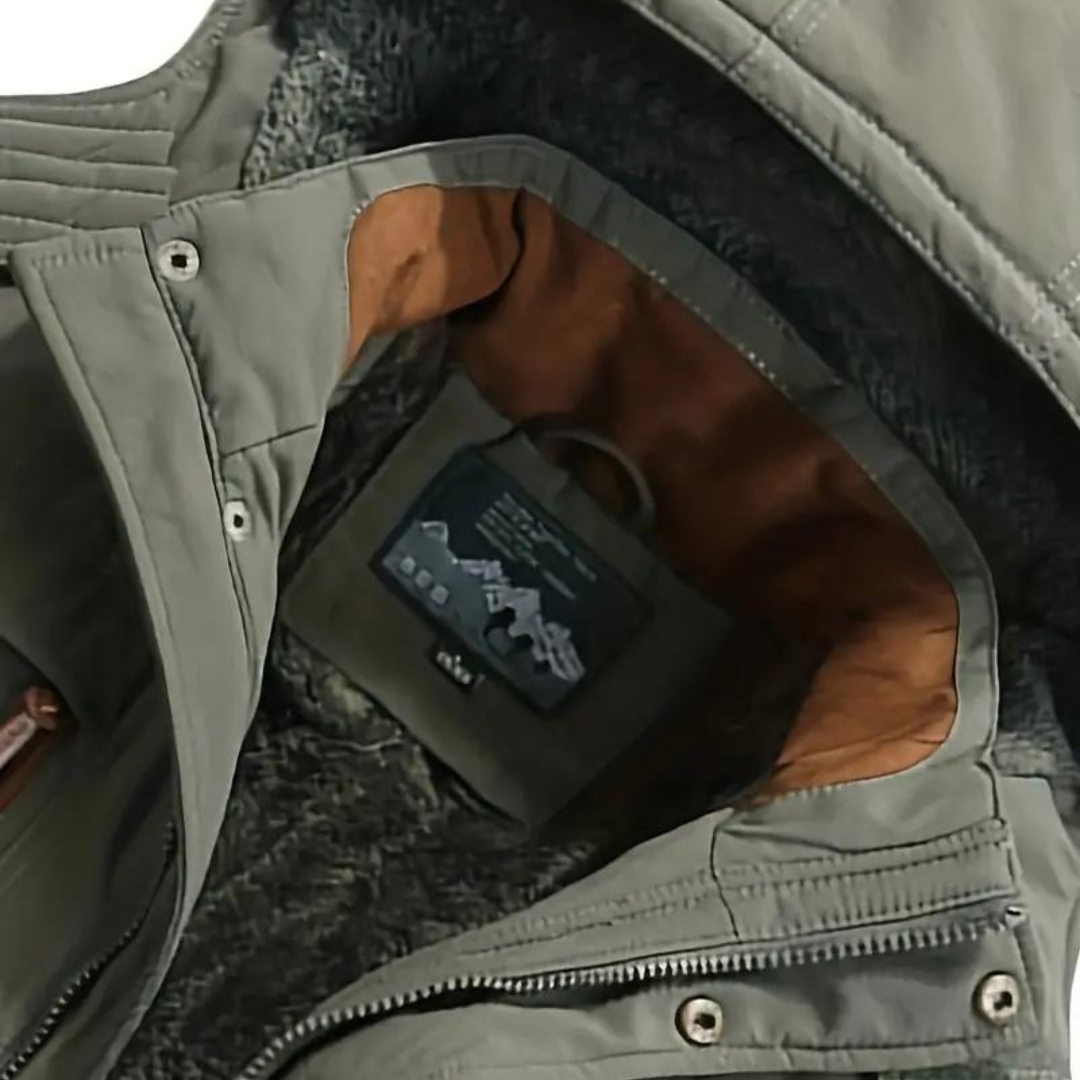 Duurzaam heren outdoorjack met voering, waterdicht en winddicht, biedt comfort en bescherming.