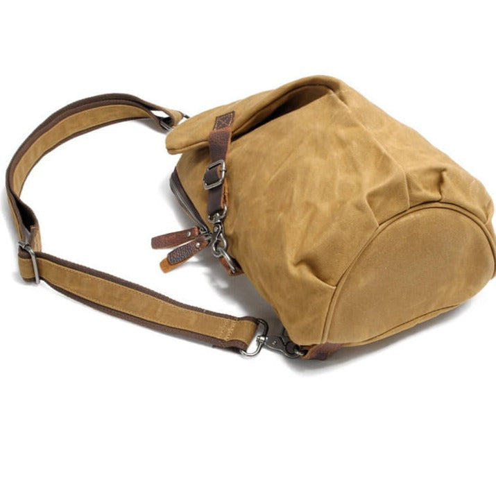 Waterdichte heren canvas crossbody tas met ruim hoofdvak en een discreet antidiefstalvak aan de achterzijde.