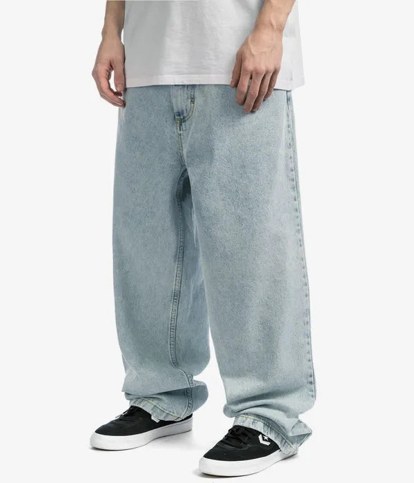 Baggy herenbroek in oversize model, essentieel voor een trendy en comfortabel urban outfit.