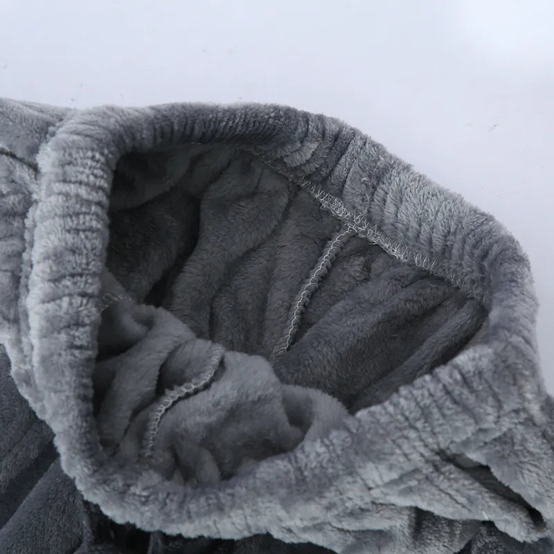 Duurzame heren pyjamaset, zacht en warm, ideaal voor koude dagen.
