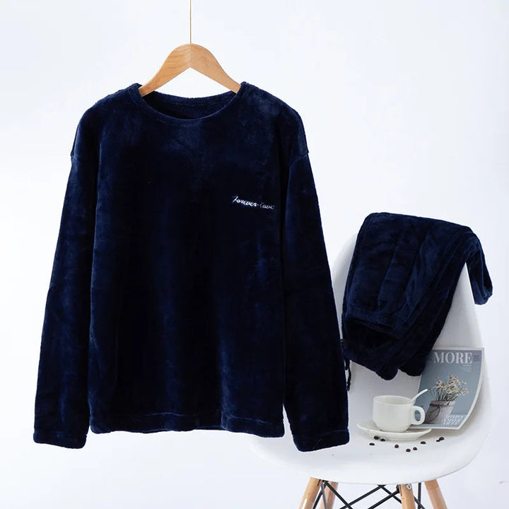 Comfortabele heren pyjamaset, ideaal als loungewear voor koude winteravonden.