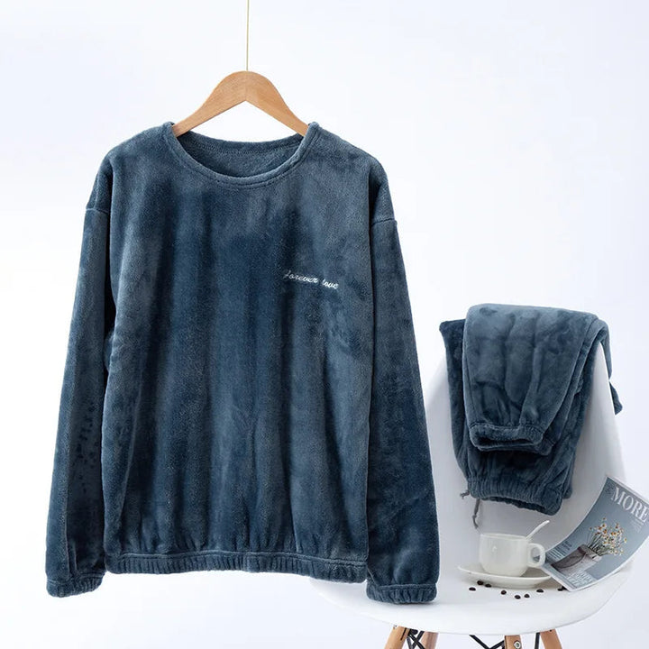 Warme heren nachtkleding: complete pyjama set van zacht materiaal.