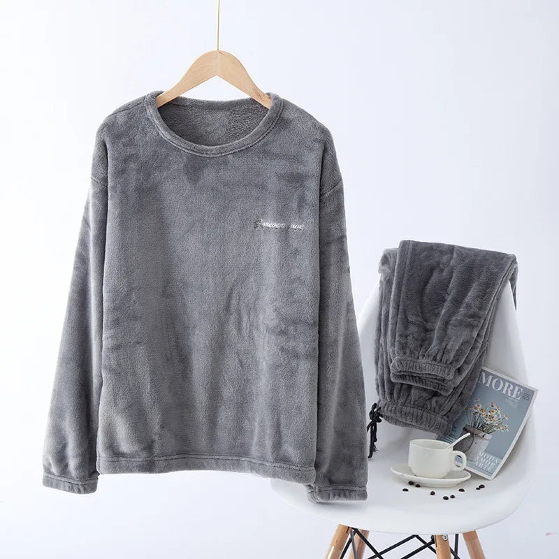 Zachte heren pyjama met lange mouwen en broek, winterklaar loungewear.