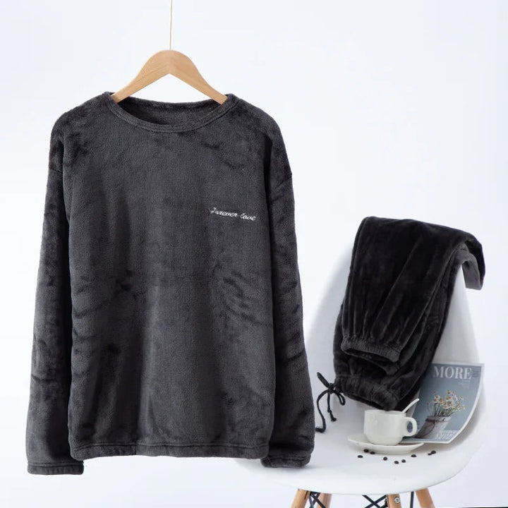Twee-delige heren pyjamaset; warme en comfortabele nachtmode voor de winter.