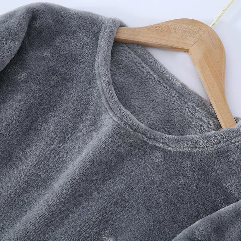 Loungewear heren: comfortabele pyjamaset voor ontspannen winteravonden thuis.