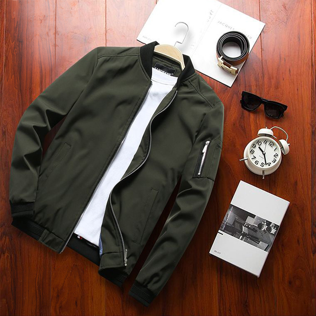 Stijlvolle mannen zomerjas in een minimalistisch design, perfect voor overgangsweer.