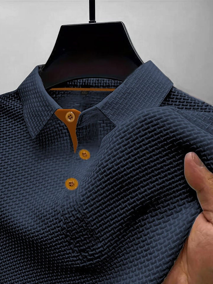 Close-up van de gebreide textuur van een luchtige herenpolo. Ademend en comfortabel voor warme zomerdagen.