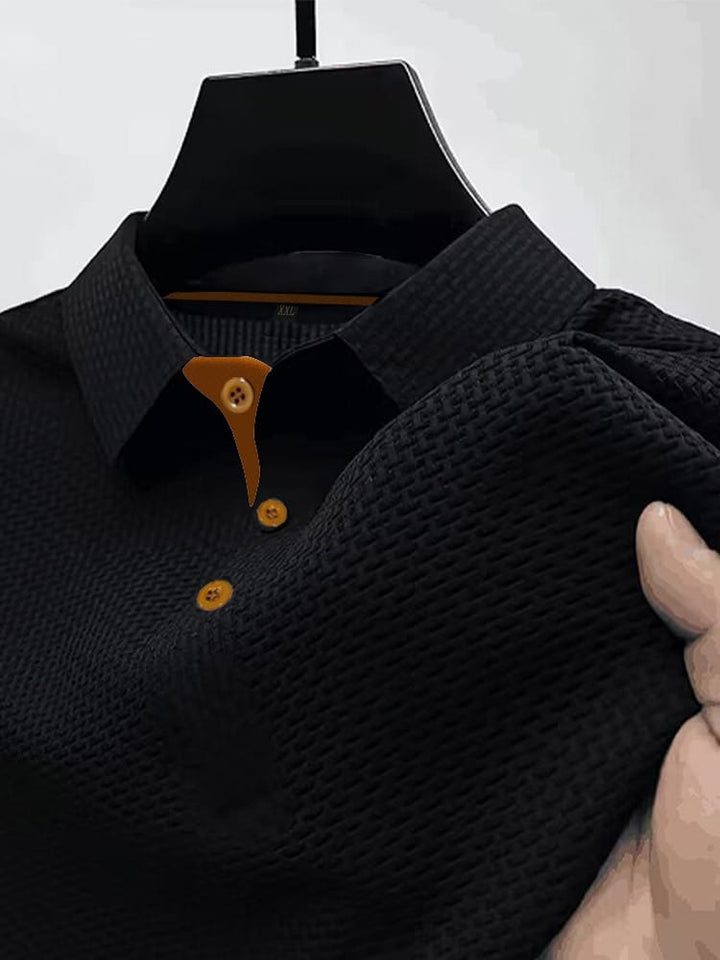 Detail van de kraag en knopen van een gebreide herenpolo. Moderne, stijlvolle afwerking voor een smart casual look.