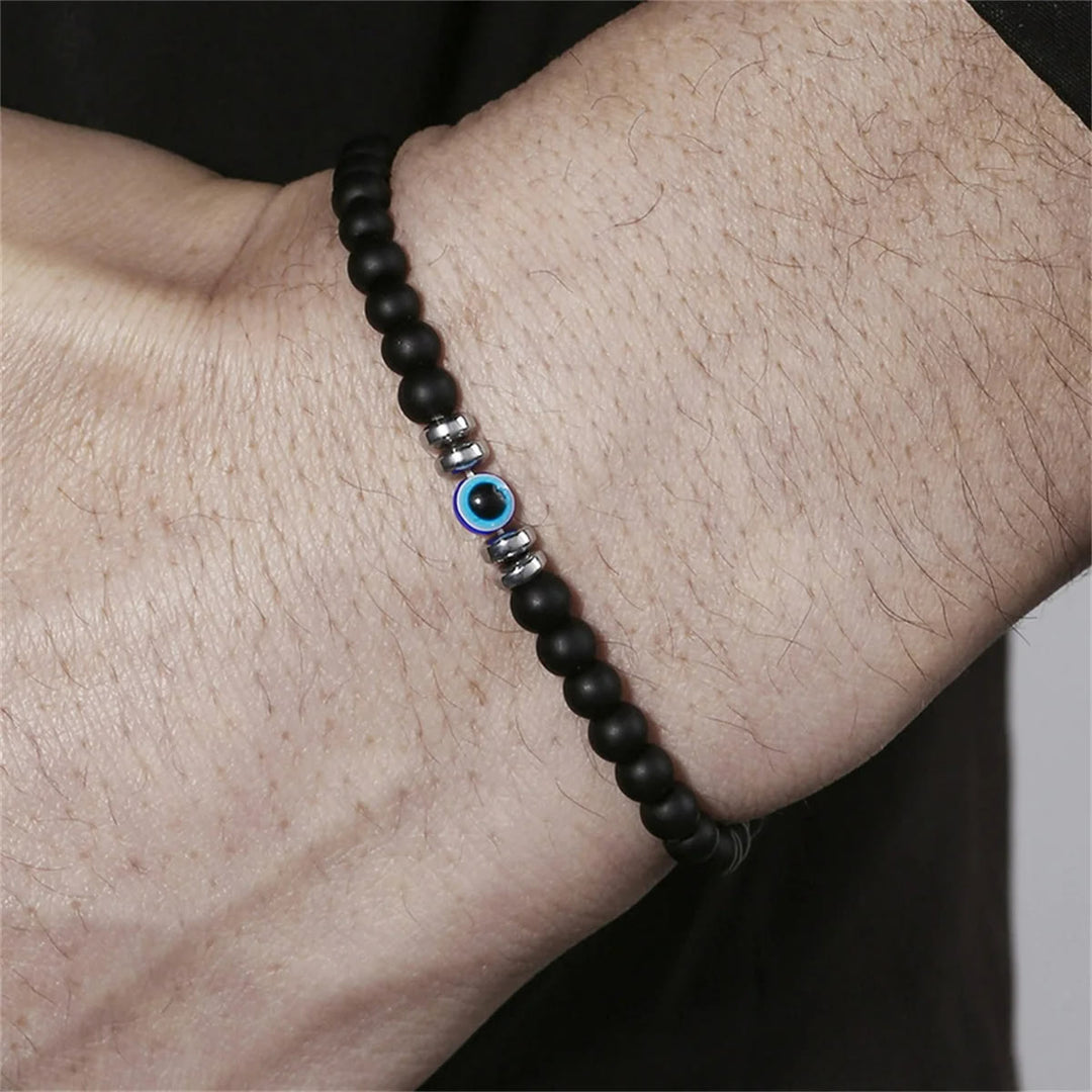 Heren armband van 4 mm natuursteen met Boze Oog kraal, een stijlvol beschermend symbool op een donkere achtergrond.