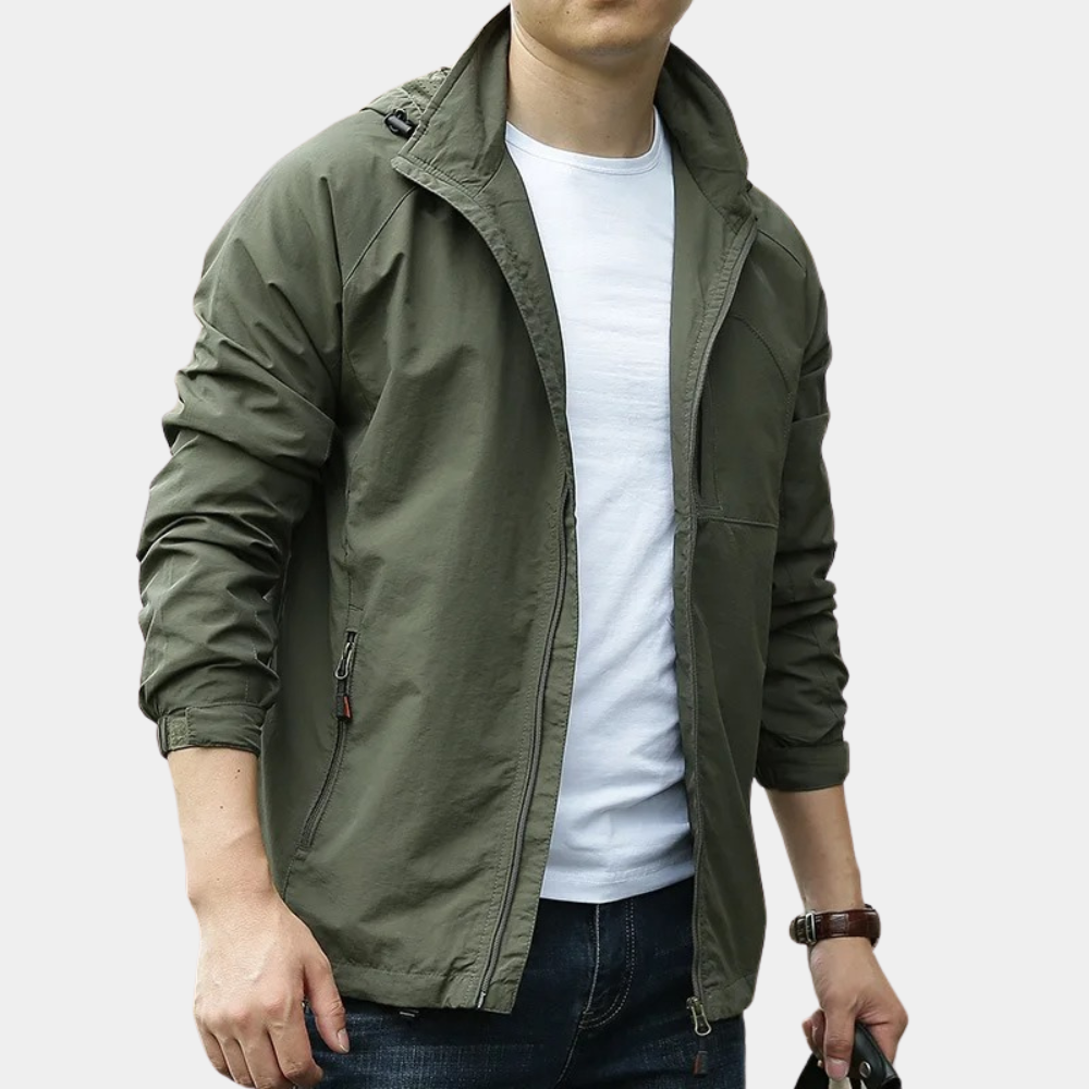 Heren ademende jas in legergroen met modern design en praktische zakken voor lente en zomer.