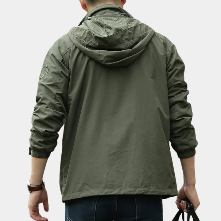 Heren ademende jas in legergroen met modern design en praktische zakken voor lente en zomer.